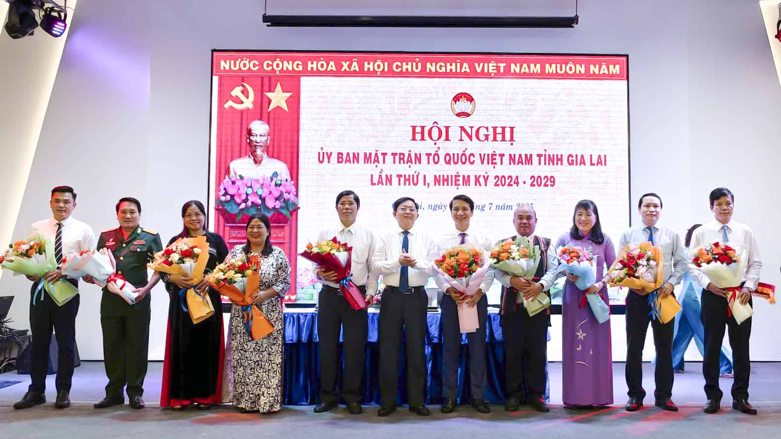 Le secretaire du Comite provincial du Parti Ho Quoc Dung offre des fleurs pour feliciter le Comite permanent du Comite du Front de la patrie du Vietnam de la province de Gia Lai. Photo : Tuan Luan