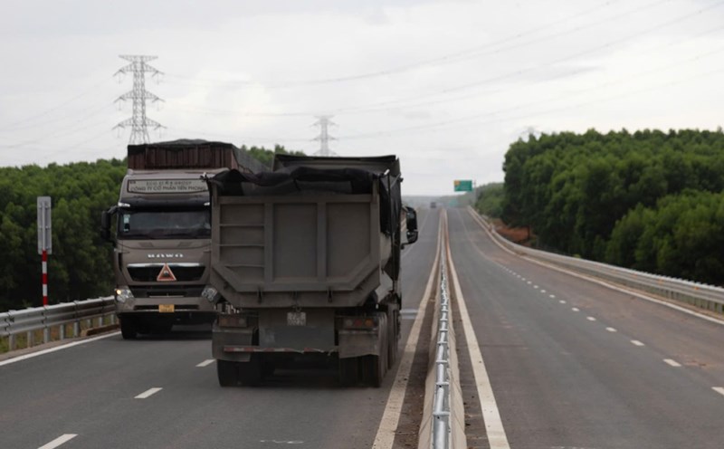 2 trucks entered one lane of the Van Ninh - Cam Lo Expressway. Photo: Han Nguyen