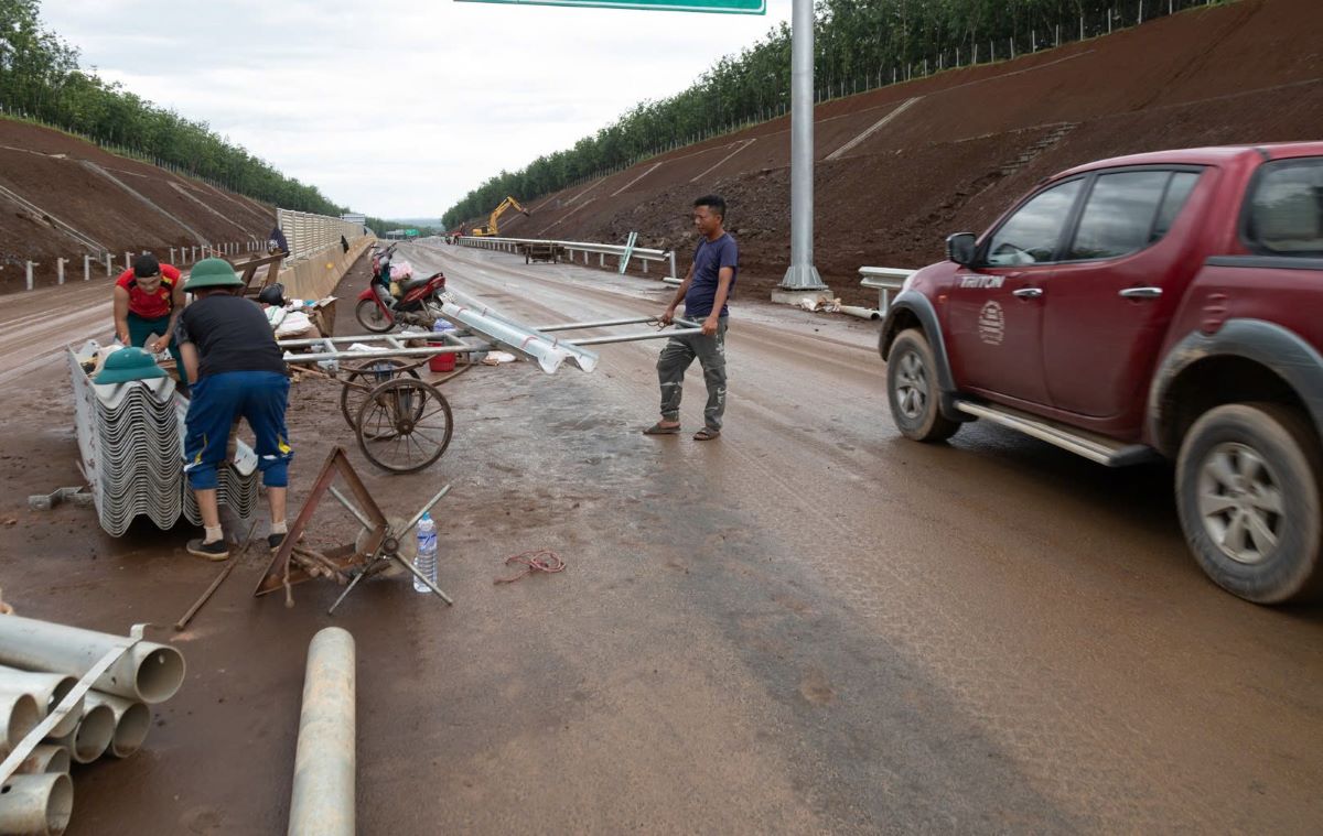 Cong nhan thi cong mot so hang muc tren cao toc voi nhieu vat dung bo tren duong, nhung oto van phong qua. Anh: Han Nguyen