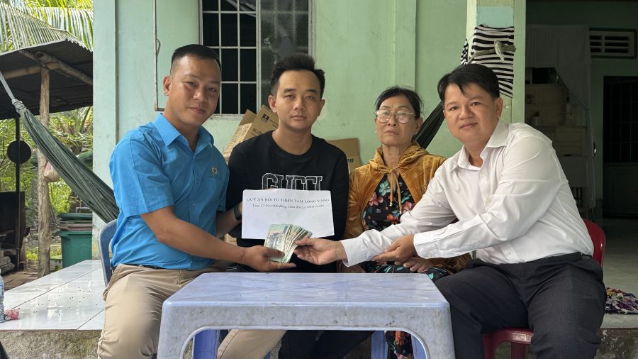 A 26-year-old man with emotional kidney failure received support from readers of Lao Dong Newspaper. Photo: Hoang Loc