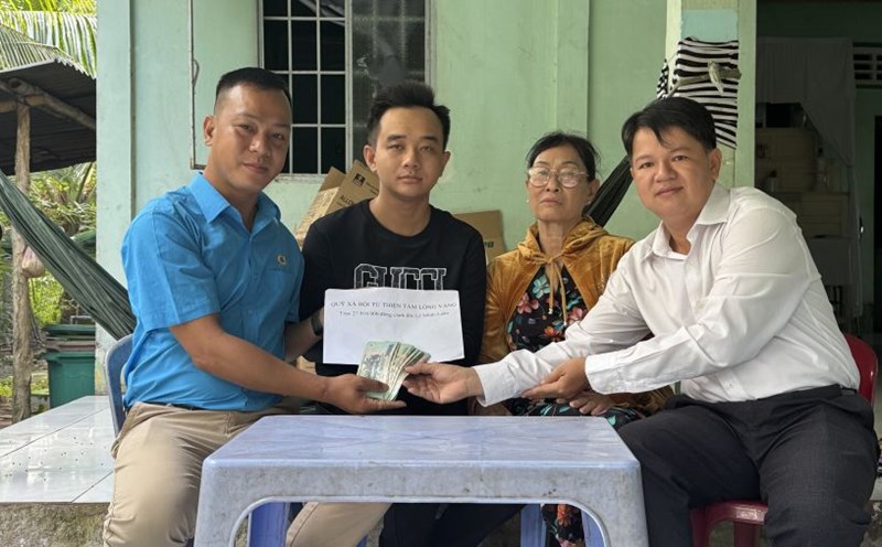 A 26-year-old man with emotional kidney failure received support from readers of Lao Dong Newspaper. Photo: Hoang Loc