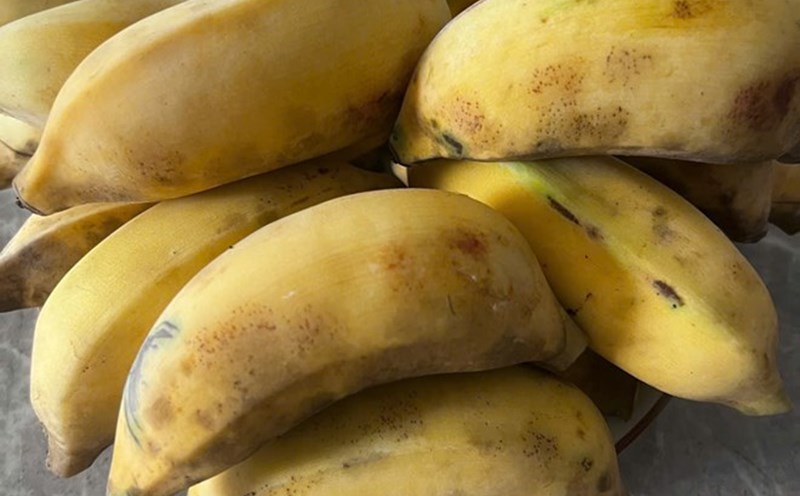 Bananas are rich in magnesium, which supports better sleep. Photo: Quang Minh.