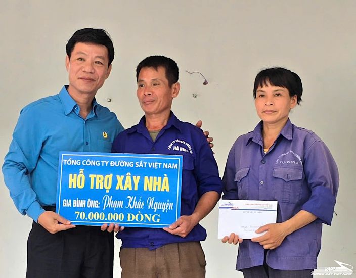 Mr. Mai Thanh Phuong - Chairman of the Vietnam Railway Trade Union (left) presented "Union Shelter" support to union members. Photo: Vietnam Fatherland Front Trade Union