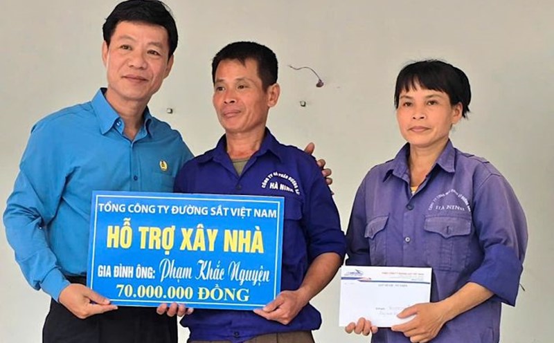 Mr. Mai Thanh Phuong - Chairman of the Vietnam Railway Trade Union (left) presented "Union Shelter" support to union members. Photo: Vietnam Fatherland Front Trade Union