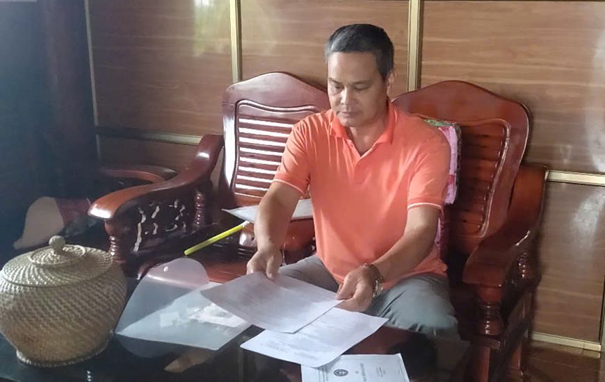 Ông Lò Văn Sâm cung cấp tài liệu cho phóng viên Báo Lao Động. Ảnh: Thanh Bình