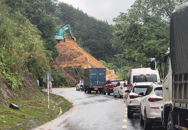 A large landslide on National Highway 4D caused traffic congestion between Lai Chau and Lao Cai. Photo: Tung Lam