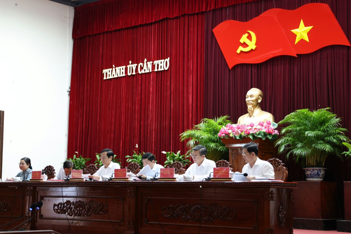 Dai bieu tham du hoi nghi. Anh: Ta Quang