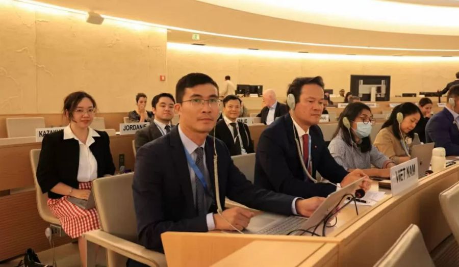 マイ・ファン・ダン大使（左から2番目、リーディング） -  2つの決議を通じて、セッションでジュネーブにある国連、世界貿易機関、およびその他の国際機関以外のベトナム代表団の責任者が8.7に提案に参加しました。写真：ジュネーブのベトナム代表団