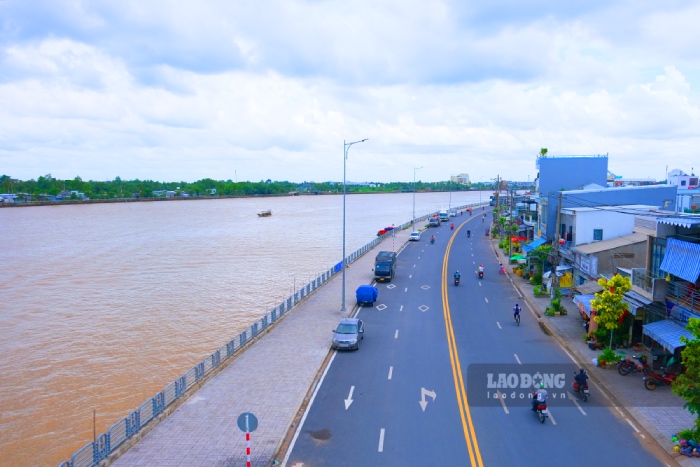 Mot phan cua tuyen duong Tam Vu, TP Can Tho (doan tu duong Tran Ngoc Que den cho Tam Vu) da duoc tham nhua rong rai, sach dep, thoang mat, phuc vu tot viec di lai cua nguoi dan. Anh: Phong Linh.
