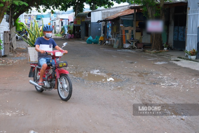 Doan con lai cua duong Tam Vu xuong cap nghiem trong, nang thi bui, mua thi lay. Anh: Phong Linh.