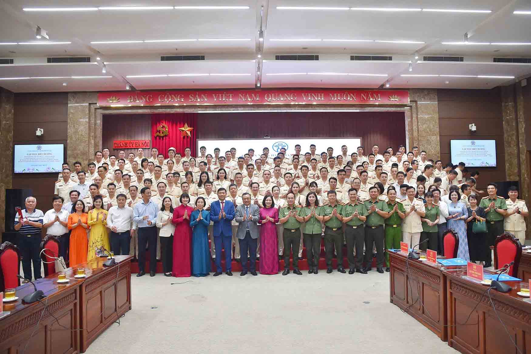 Lanh dao UBND TP Ha Noi chup anh luu niem cung cac tap the, ca nhan tieu bieu. Anh: Ngoc Bich