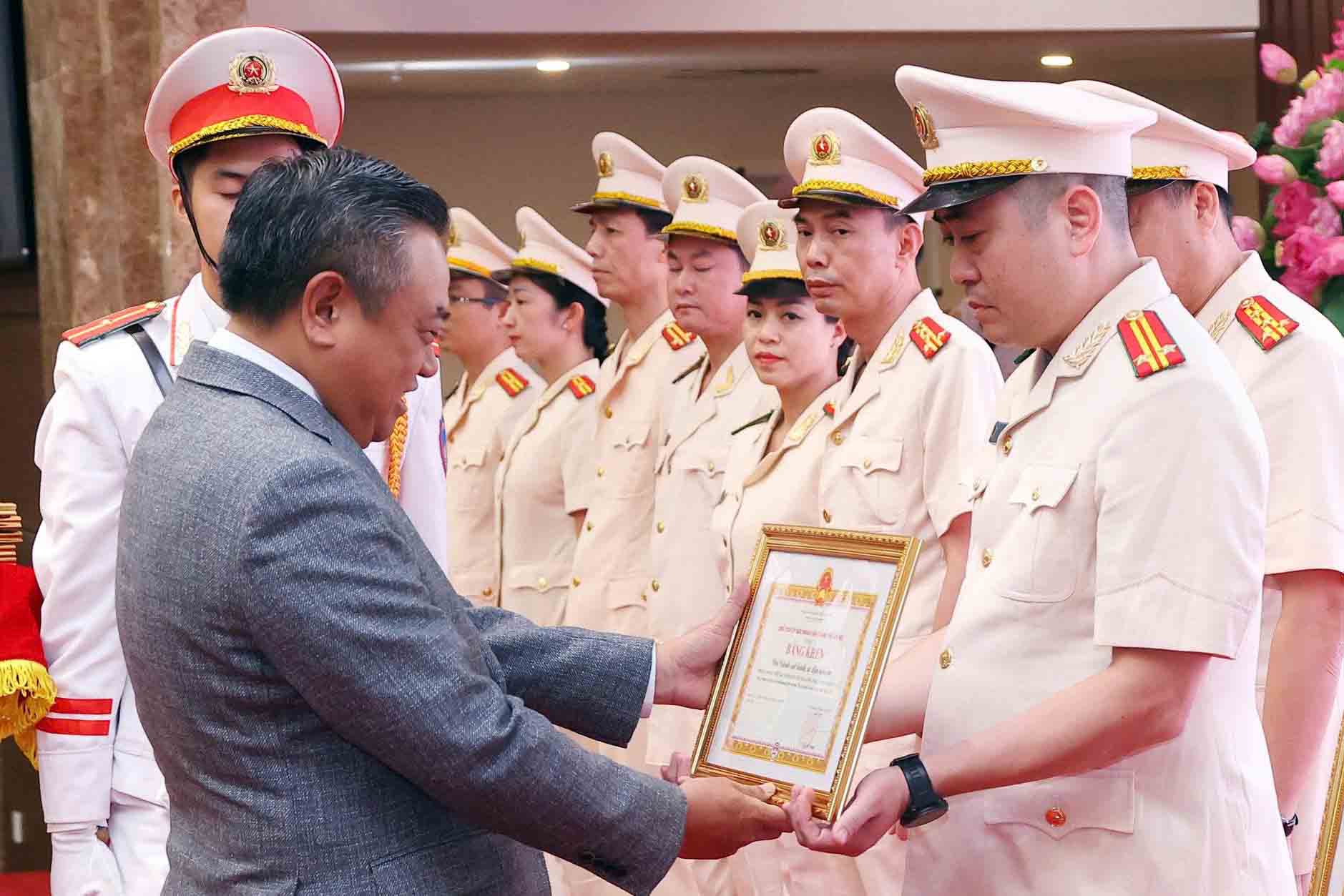 Tran Sy Thanh 시 인민위원회 위원장이 모범적인 단체와 개인에게 시 인민위원회 표창장을 수여하고 있습니다. 사진: Ngoc Bich