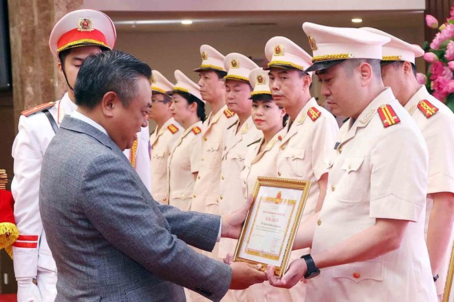 Chủ tịch Hà Nội biểu dương điển hình tiên tiến tiêu biểu của Công an Thủ đô