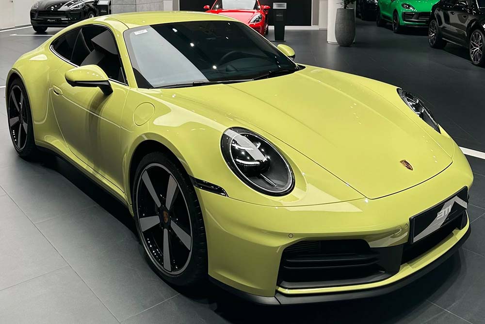 Porsche 911 992.2 tiene el unico amarillo amarillo amarillo en Vietnam. Foto: Tri Nguyen
