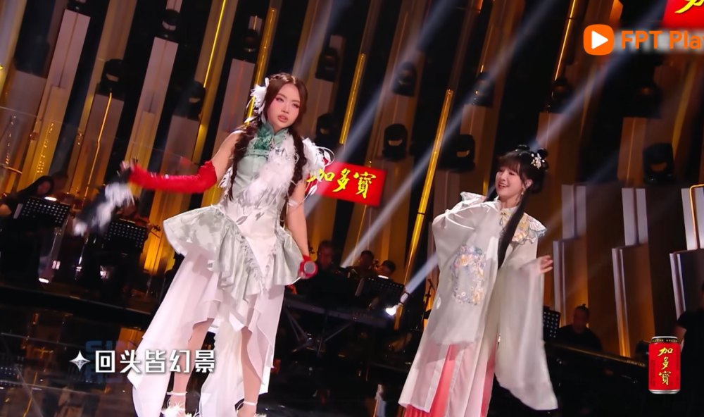 Phuong My Chi va Kha Lau song ca o ban ket Sing! Asia. Anh: FPT Play
