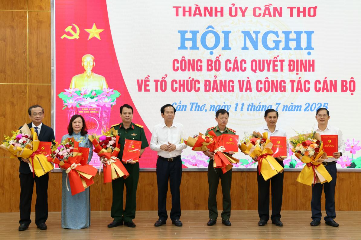 Bi thu Thanh uy Can Tho Do Thanh Binh trao Quyet dinh va tang hoa cho cac dong chi. Anh: Ta Quang