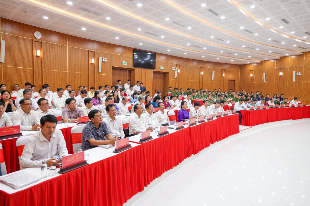 Dai bieu tham du hoi nghi. Anh: Ta Quang