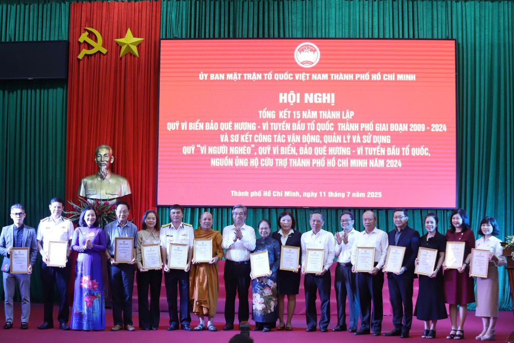 MTTQ Viet Nam TPHCM tiep nhan su ung ho cua cac to chuc, ca nhan de cham lo cho can bo, chien si o vung bien, dao To quoc cung nhu thuc hien cac chuong trinh an sinh xa hoi thoi gian toi. Anh: Bach Tung