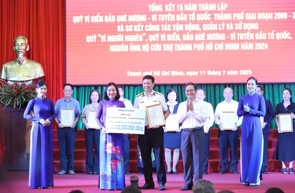 Cac don vi trao ung ho cho Mat tran. Anh: Bach Tung