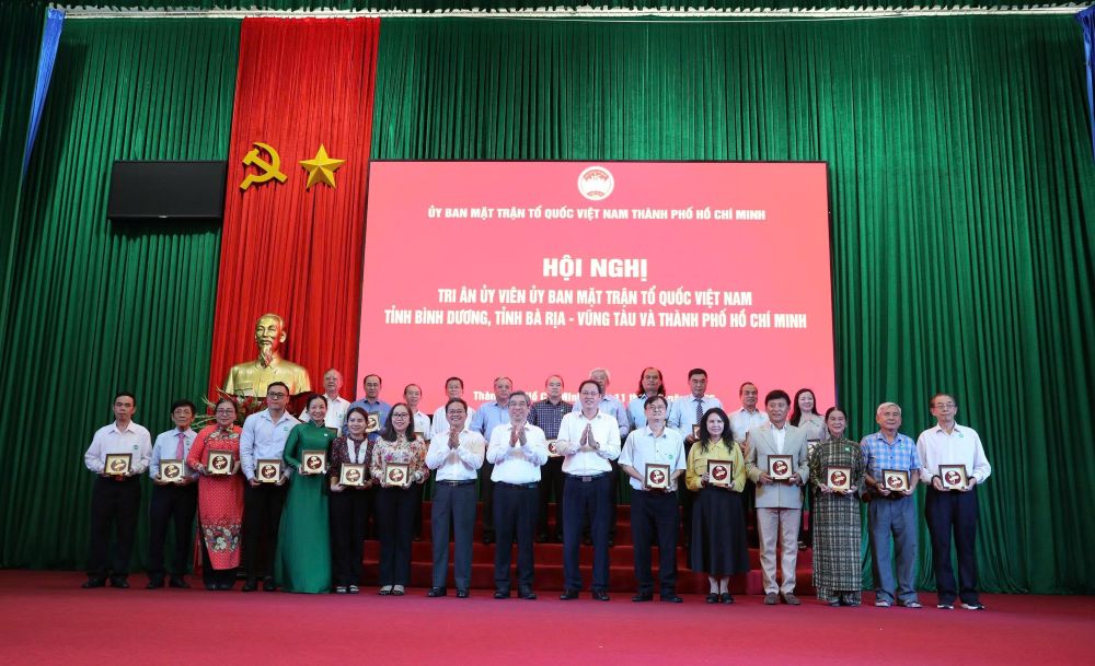 Tri an cac uy vien MTTQ Viet Nam TPHCM cho ba dia phuong TPHCM, Binh Duong va Ba Ria – Vung Tau (cu). Anh: Hoang Anh