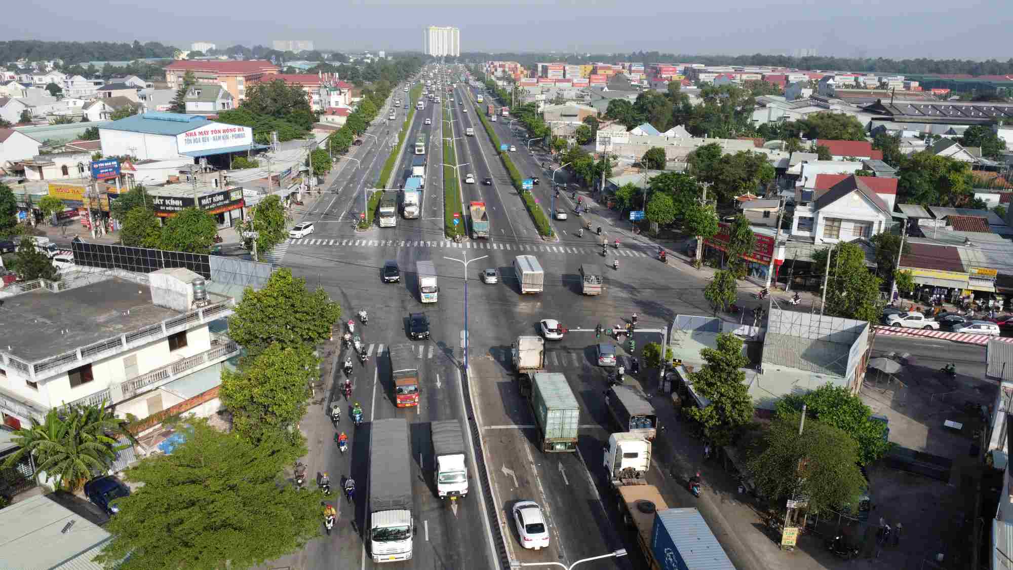 My Phuoc Tan Van 도로 Phu Loi 도로 교차로 구간은 한쪽에는 12차선 도로가 투자되었고 이쪽에는 6차선 도로만 있습니다. 사진: Dinh Trong