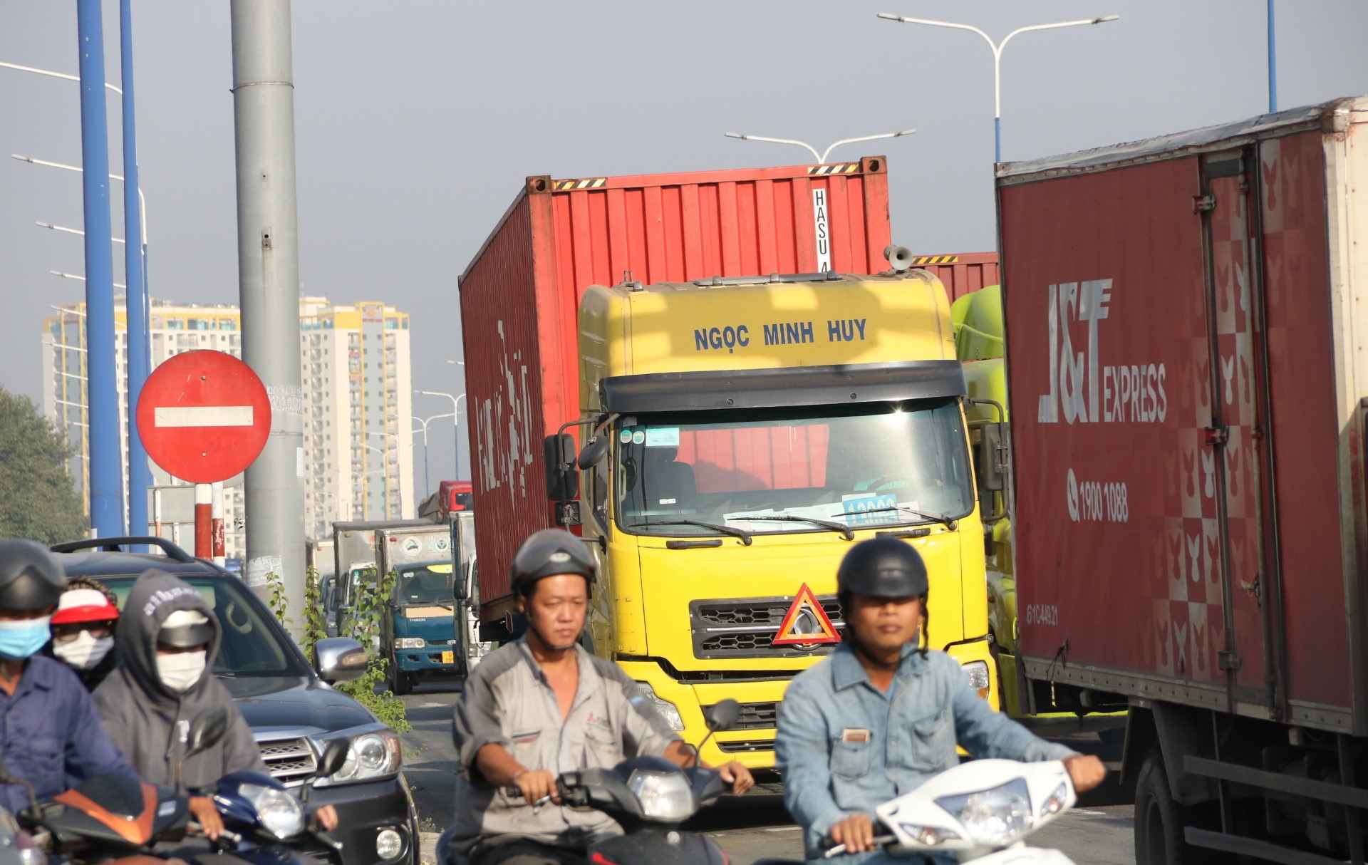 Luong phuong tien giao thong qua lon khien doan 25 km nay bi qua tai. Anh: Dinh Trong