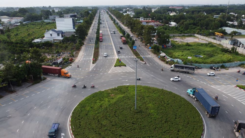 Tu Vong Xoay Dinh Hoa len toi khu cong nghiep Cay Truong khoang gan 40km duoc dau tu 10 lan xe chay. Anh: Dinh Trong