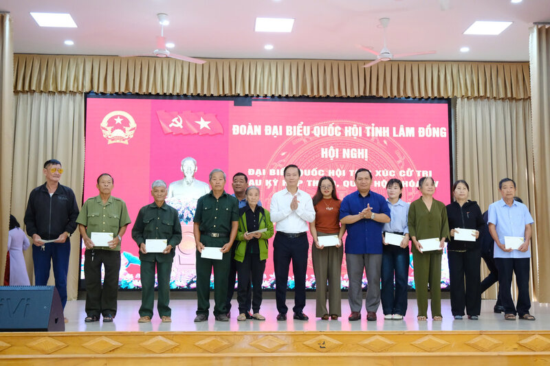 람동성 국회 대표단이 Dam Rong 2, 면 유권자들과 접촉하여 정책 대상 가구 10가구 혁명 공로자에게 선물을 증정했습니다. 사진: Thu Hien