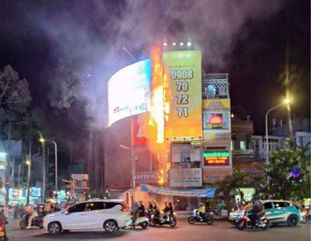 Dam chay du doi tai khu vuc tiem cam do lan sang tiem ga ran ke ben. Anh: Anh Tu