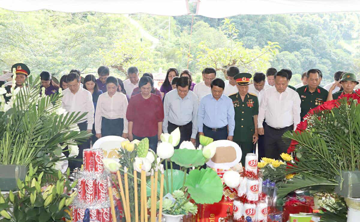 Truong Tan Sang 전 국가 주석이 Tuyen Quang을 방문하여 선물을 증정합니다. 사진: Van Nghi