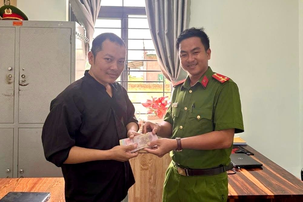 La policia devuelve la propiedad a la persona que cayo. Foto: Policia proporcionada