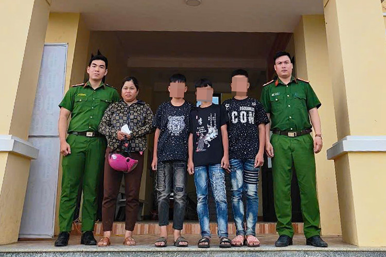 La policia de Ta Leng Commune ayudo a 3 niños a perder a 50 km de la familia. Foto: Lai Chau Police