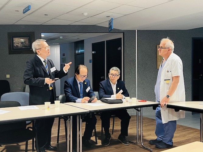 Profesor Le Ngoc Thanh - Director de la Universidad de Medicina y Farmacia intercambiada por los estudiantes de la escuela que van a practicar en el Hospital de Practica de la Universidad de Paris Saclay, realizando el acuerdo de intercambio entre UMP y Paris Saclay en diciembre de 2024. Foto: Universidad de Medicina y Farmacia proporcionada