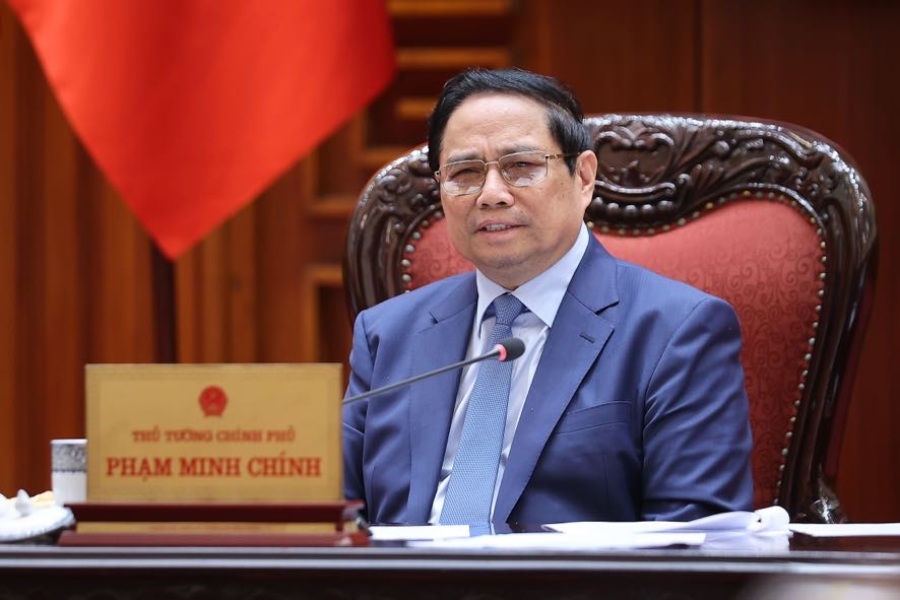 간부 정치국 위원 Pham Minh Chinh 총리가 결론을 발표하고 간부가 각 내용에 대한 의견을 제시합니다. 사진: Nhat Bac