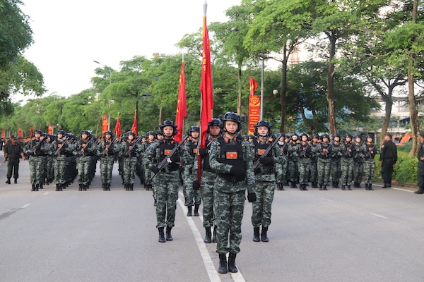 Khong chi doi mat voi thu thach ve the luc, nhieu nu quan nhan con phai tam gac lai thien chuc thieng lieng cua nguoi vo, nguoi me. 