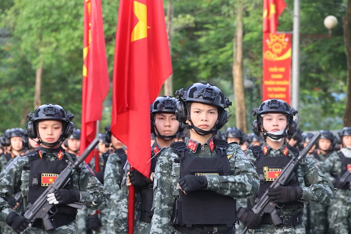 Dong chi Dinh Thi Anh (Khoi Nu chien si canh sat dac nhiem) cho biet, ban dau chong chi rat lo lang khi vo phai luyen tap duoi thoi tiet khac nghiet.