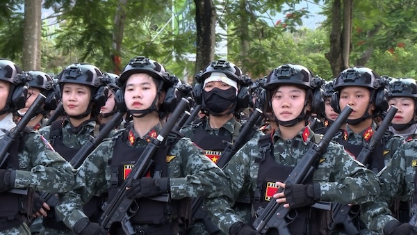 Nhung giot mo hoi tren thao truong, nhung noi nho duoc nen lai, tat ca dang duoc cac nu quan nhan bien thanh y chi kien cuong, tinh than thep.