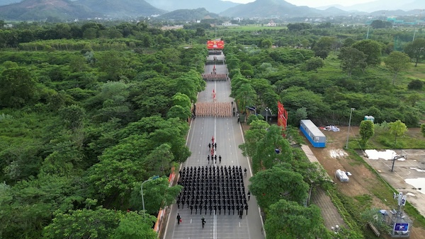 Nham chuan bi cho Le ky niem 80 nam Cach mang thang Tam thanh cong va Quoc khanh nuoc Cong hoa xa hoi chu nghia Viet Nam, tu thang 5 den thang 8, luc luong Cong an nhan dan to chuc tap luyen dieu binh, dieu hanh tai khuon vien Do thi Dai hoc Quoc gia Ha Noi.