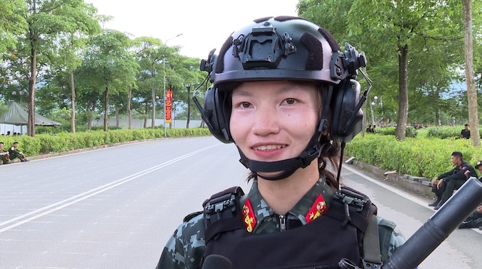 “Nhung duoi su thuyet phuc, anh da rat nhiet tinh ung ho, dong vien toi co gang. Nhung ngay cuoi tuan, chung toi van co the lien lac voi gia dinh, do la nguon dong vien lon,” chi Anh tam su.