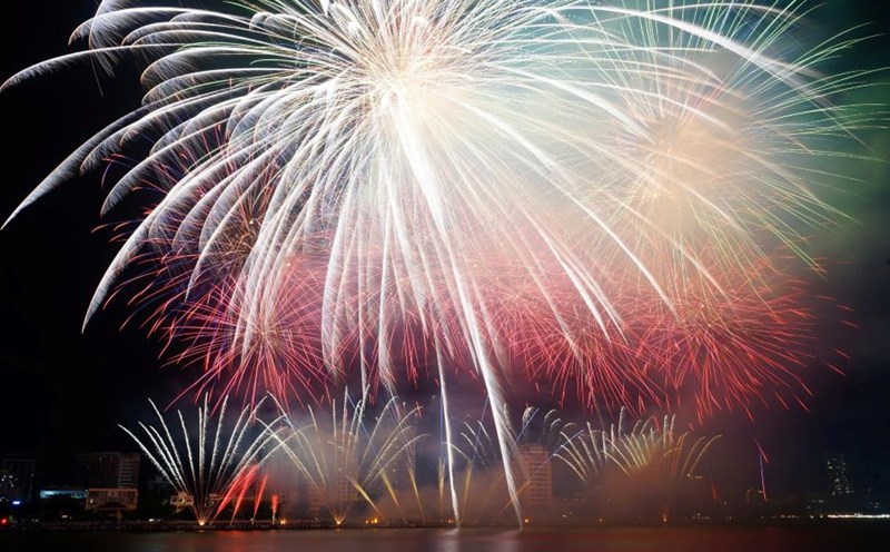 The sky above the Han River lit up during the brilliant fireworks display at the Da Nang International Fireworks Festival DIFF 2025. Photo: Tran Thi