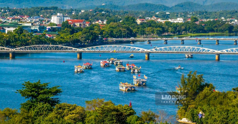 Nam gan voi kinh thanh Hue, cau Truong Tien la chiec cau dau tien bac qua song Huong, duoc khoi cong tu nam 1897 duoi thoi vua Thanh Thai. Dai hon 400m, rong 6m, cau co ket cau thep, xay dung bang ky thuat va vat lieu hien dai cua phuong Tay luc bay gio.