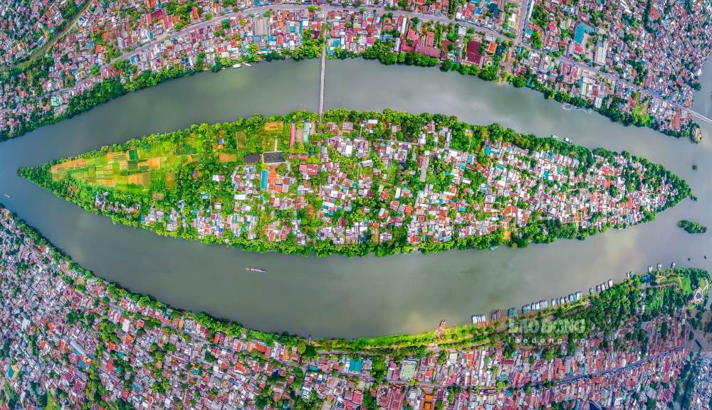Cau Phu Luu la cay cau dan sinh dai hon 100m, rong hon 3m, noi duong Nguyen Sinh Cung voi Con Hen. Xay dung tu nam 1967, cau chu yeu phuc vu nguoi dan Con Hen – oc dao giua dong Huong Giang.  