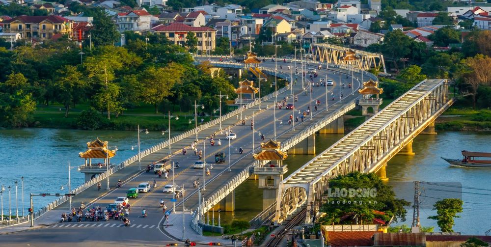 Cong trinh dai 542,5m, rong 24,5m voi bon lan xe va hai le duong cho nguoi di bo.