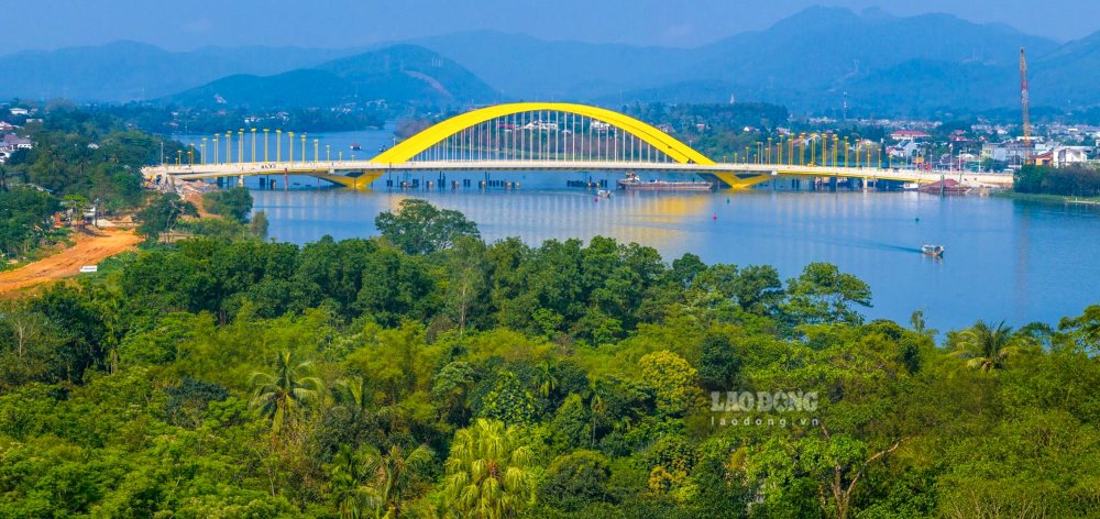 Trong khi do, cau Nguyen Hoang duoc thong xe ky thuat vao ngay 26.3.2025. Dai 380m, gom 5 nhip dam be tong cot thep, cau co be rong 43m voi 6 lan oto, 2 lan xe may (rong 3,5m), lan di bo cung rong 3,5m. 