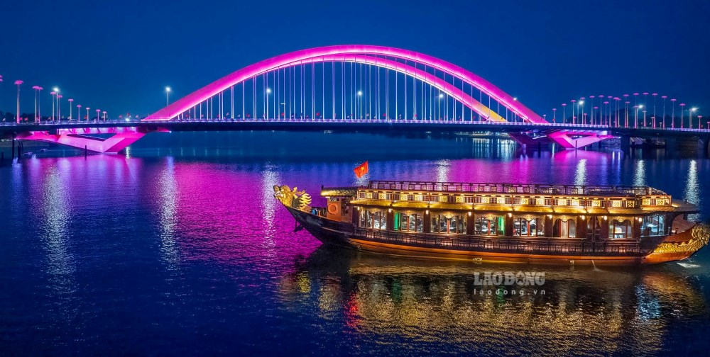  Cau Nguyen Hoang ruc sang ve dem, la noi check-in cua dong dao nguoi dan va du khach.  