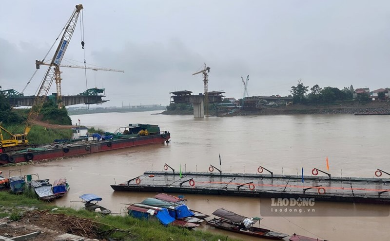 The water level of the Red River in the Phong Chau bridge area has risen. Photo: To Cong.
