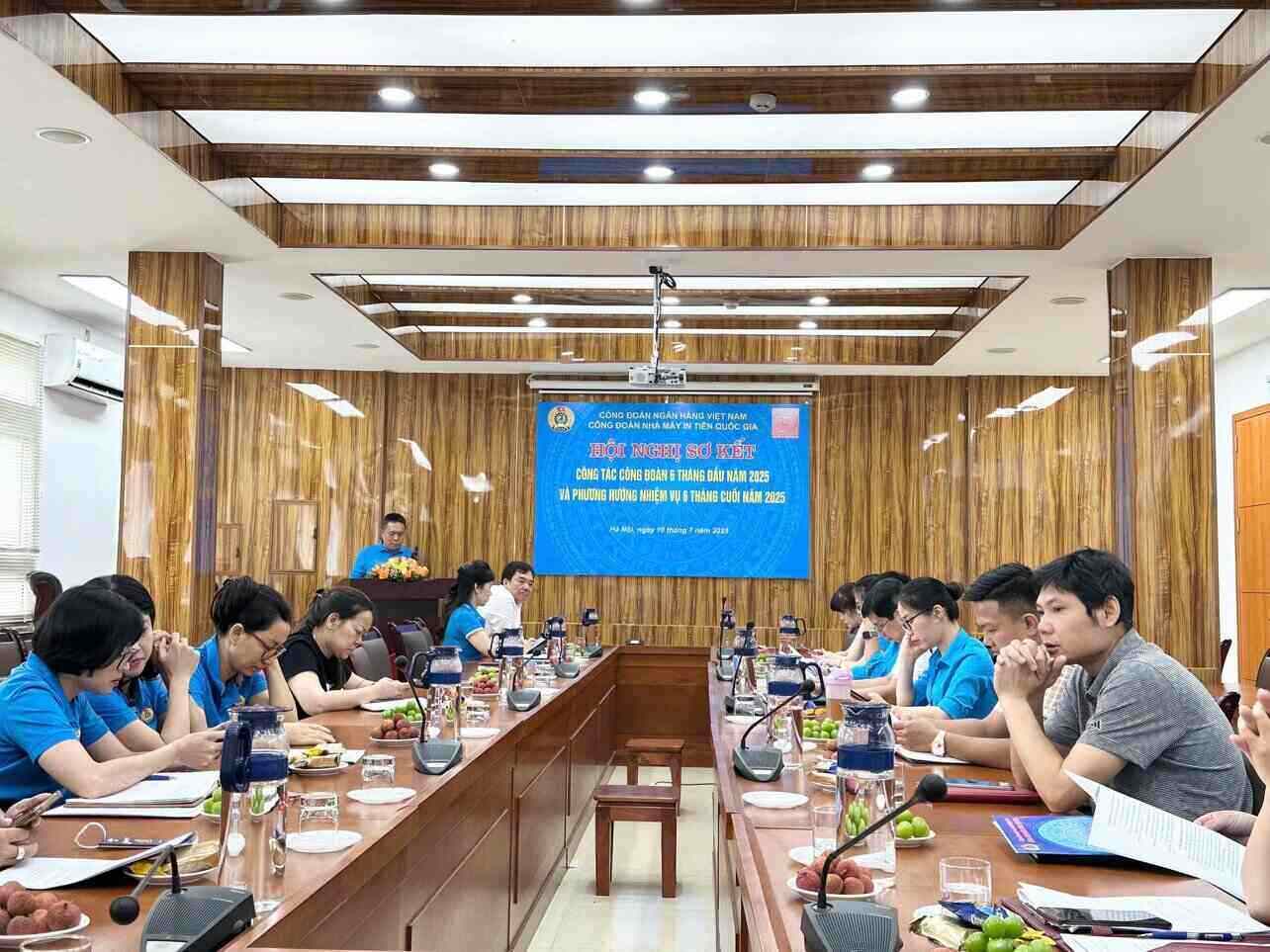 Mejorar la comprension de los sentimientos de los empleados es una de las tareas establecidas en la conferencia preliminar en los primeros 6 meses del año, la direccion de los ultimos 6 meses del sindicato de impresoras nacionales. Foto: Thu Thuys