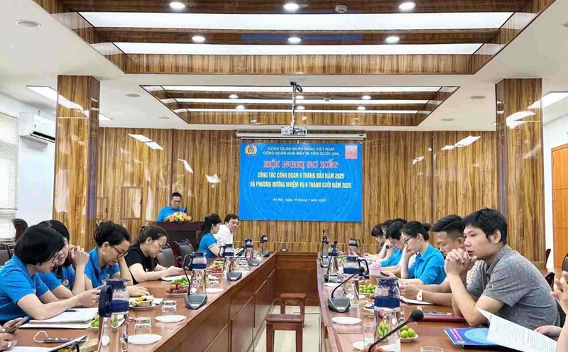 Strengthening the understanding of workers' concerns is one of the tasks set out at the Conference on the preliminary review of the first 6 months of the year, the direction for the last 6 months of the year of the National Pre- printing Factory Trade Union. Photo: Thu Thuy