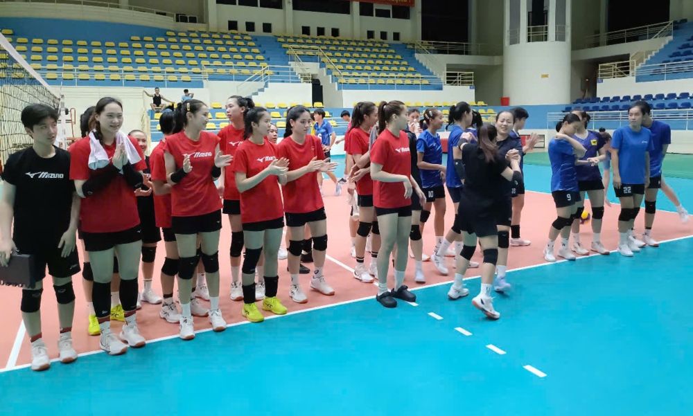 VTV 빈딘 롱안 2025년 U23 전국 배구 대회에서 푸토와 첫 경기. 사진: VTV BDLA