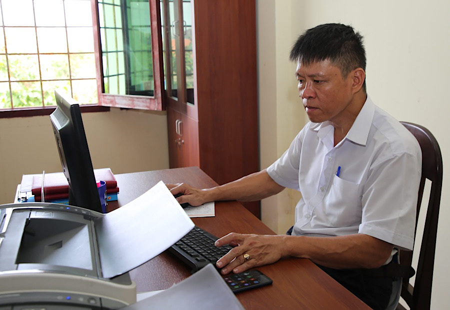 꽝찌 문화체육관광부 간부인 Le Viet Anh 씨는 눈이 Dong Ha 구역에서 Dong Hoi 구역으로 그리고 그 반대로 두 번째 및 여섯 번째 차량을 등록할 예정이라고 말했습니다. 사진: Cong Sang